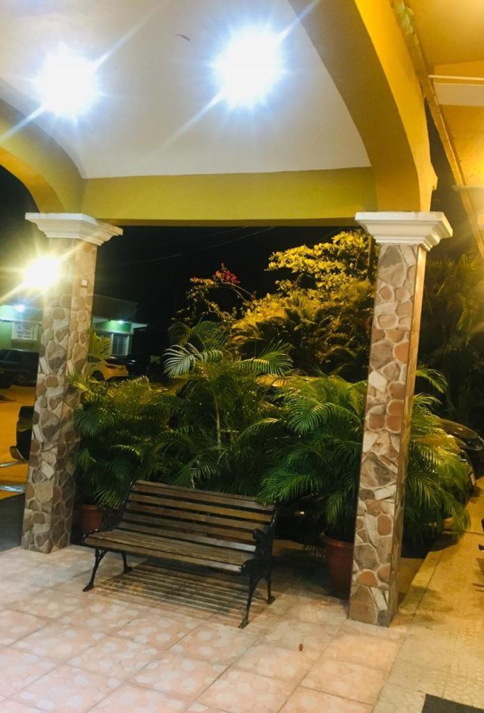 Hotel El Reformador Puerto Barrios Ngoại thất bức ảnh